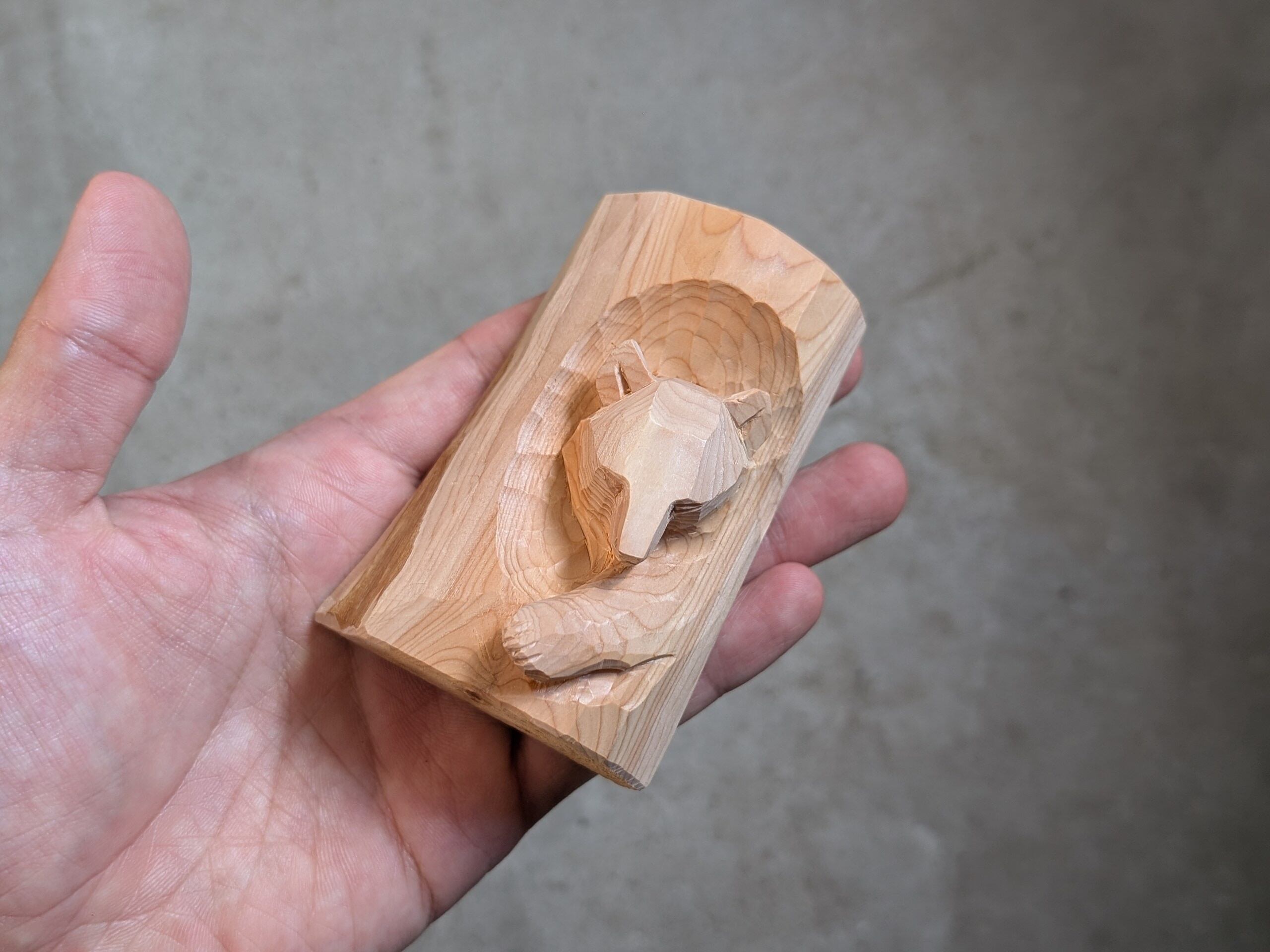 賀上隼敬 台座つきの熊 #14「切り株～顔」 | 木彫りの熊 | inoya