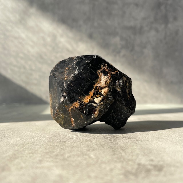 完全不透過の真っ黒モリオン原石｜中国産｜アルバイト共生｜天然ブラッククォーツ