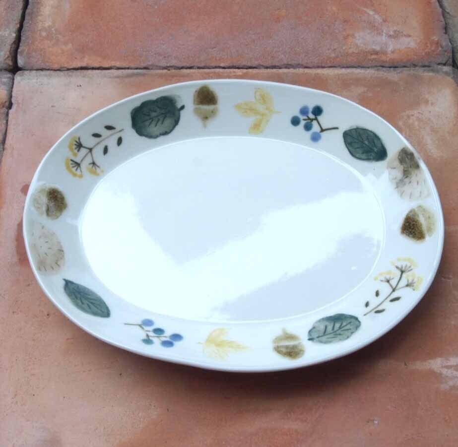 11 草舟・金子佐知恵(陶) 楕円皿(どんぐり)