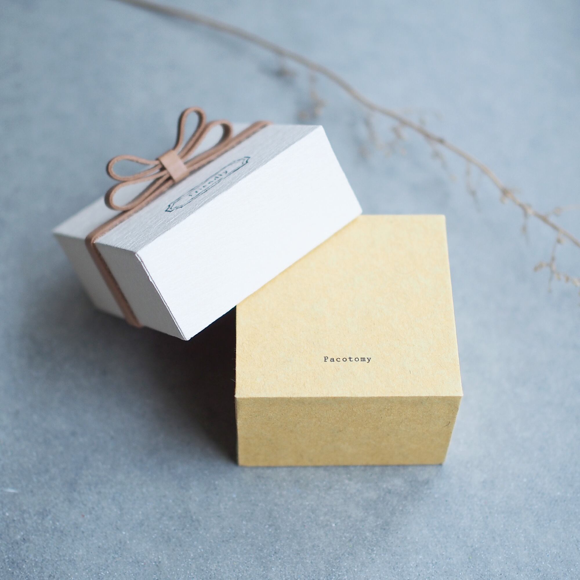 【激レア】マルチバースギフトボックス【完品！】 彫刻可/Friendly 生成り) 55x55mm 蝶リボン 気持ちを伝える 本革付