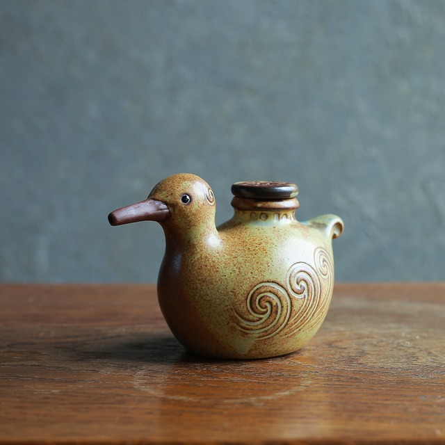 味わい深い陶器の鳥の、醤油差し