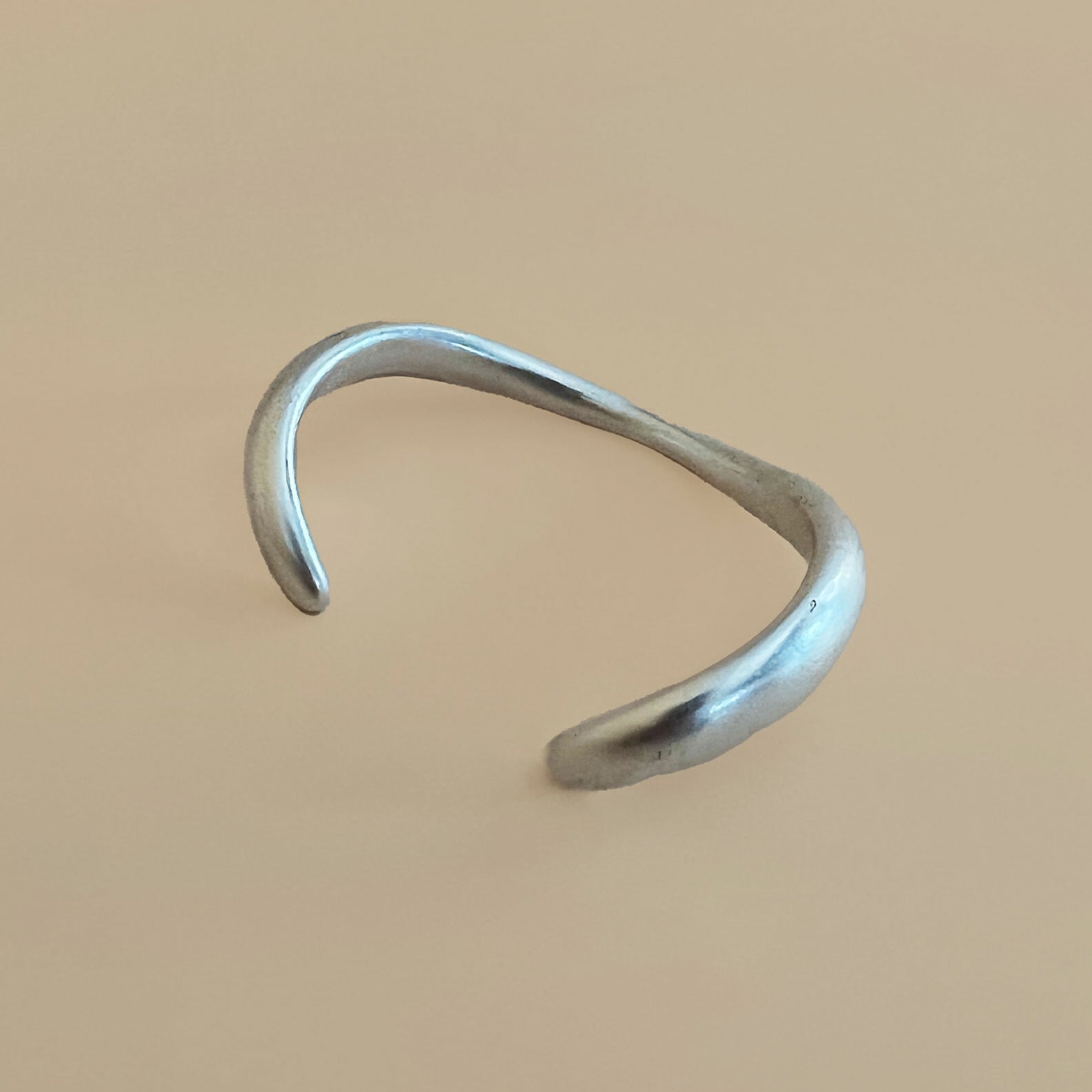 【SELECT】カーブメタルバングル　マット　艶消し　ボリューム　ニュアンス　大人カジュアル　ブレスレット　韓国製