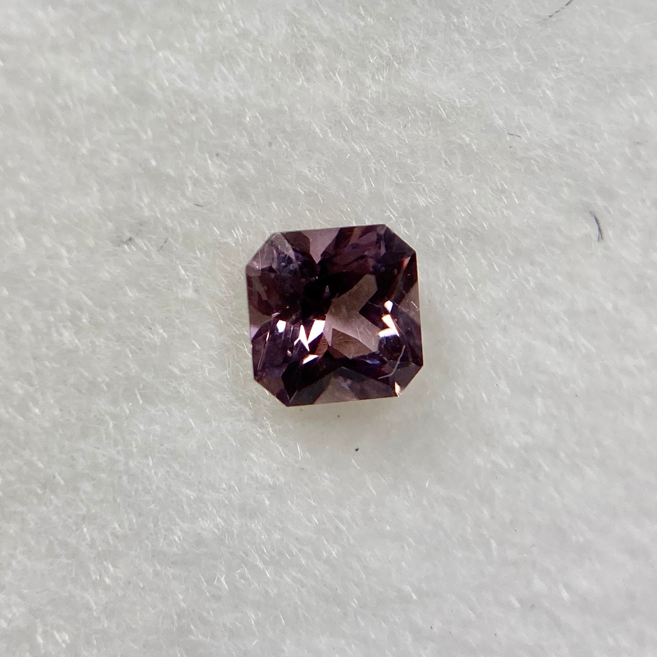 クッションみたいなスピネル 約4mm*4mm C-2