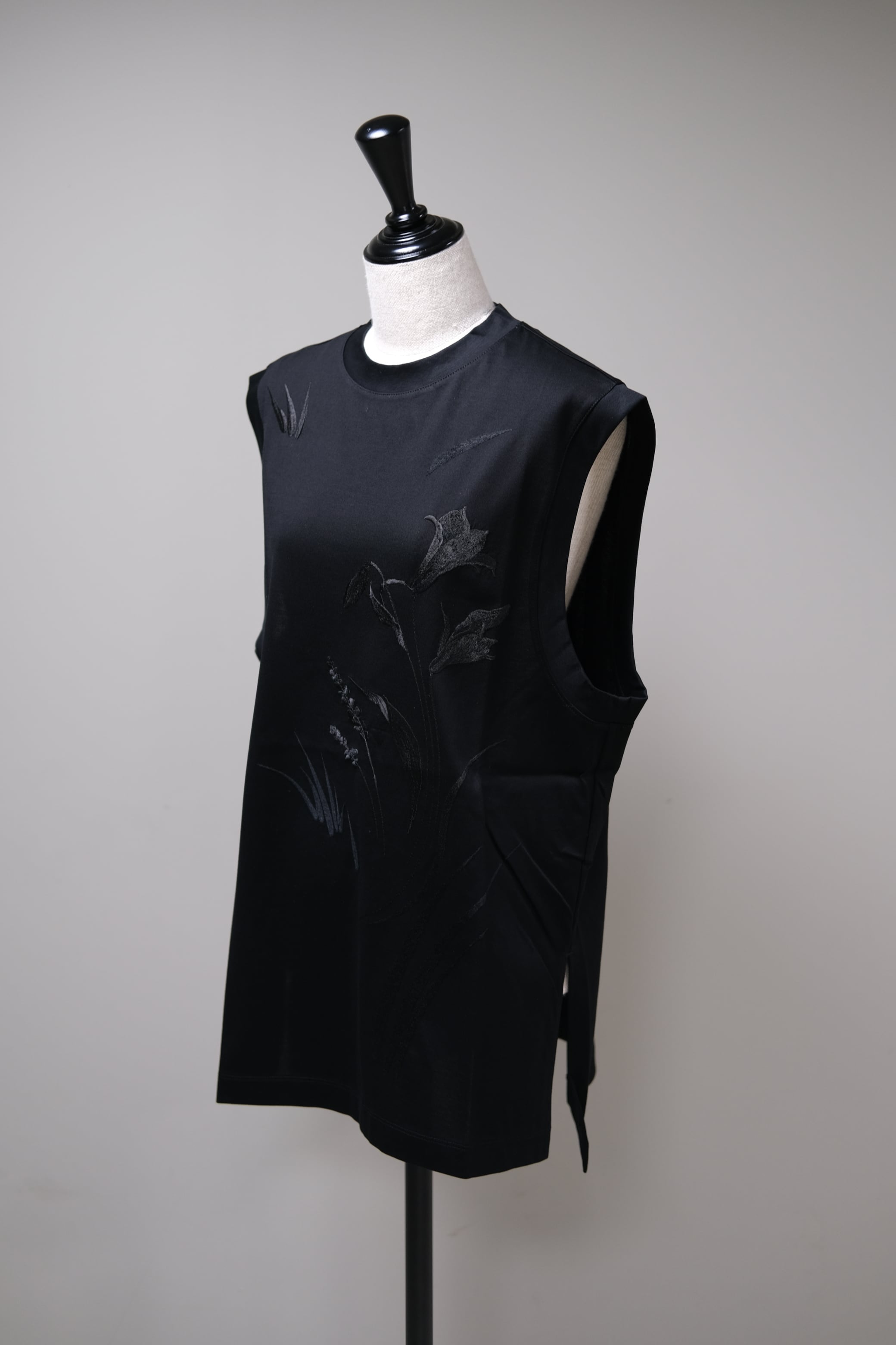 Mame Kurogouchi】Suvin Cotton Jersey Emboridery Top - black | loop