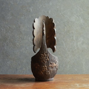 立派な尾を持つ、木彫りの鳥