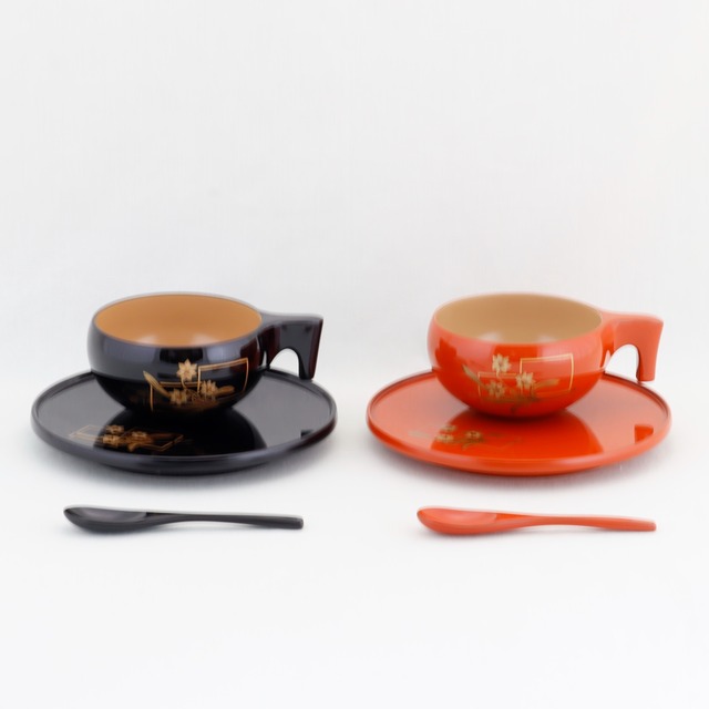 1105  輪島塗　ペア珈琲カップ／平形／水仙蒔絵／スプーン付