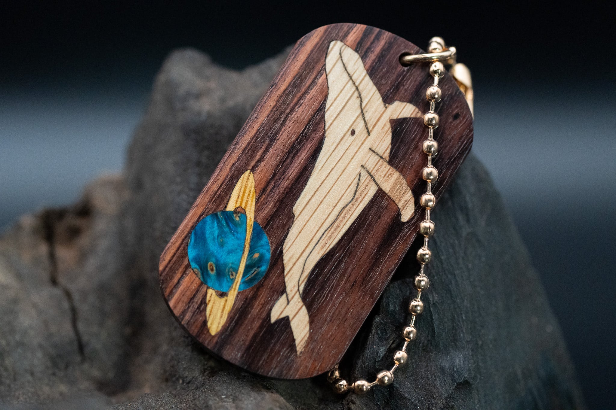 【王室御用達 】 キングウッド ドッグタグ 象嵌 勇魚と惑星