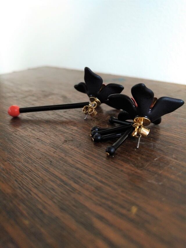 【SALE】黒と朱色のお花ピアス(vintage part)