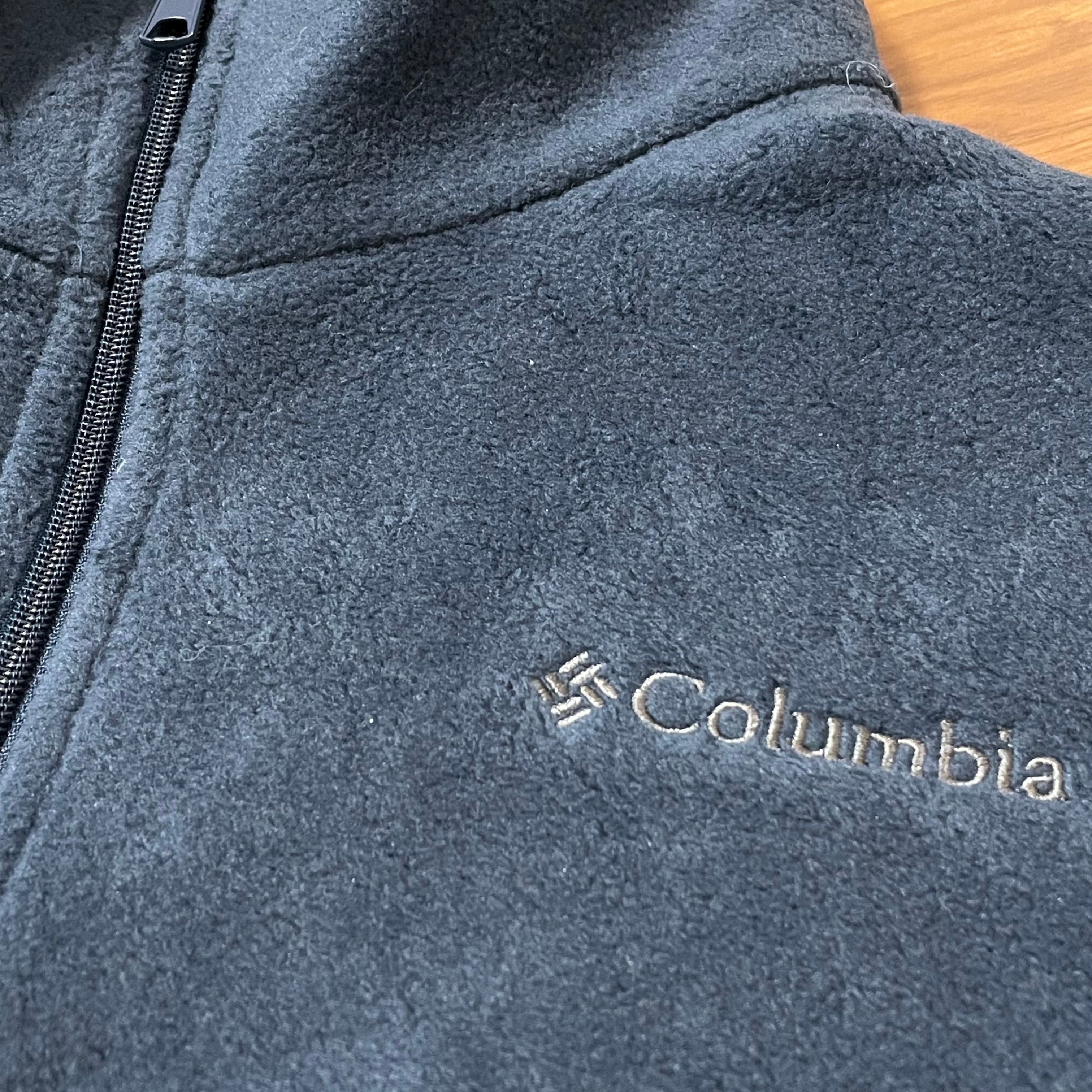 【Columbia】フリース ベスト 刺繍ロゴ ワンポイントロゴ XXL ビッグサイズ ビッグシルエット アウトドア くすみブルー コロンビア  US古着 | 古着屋手ぶらがbest powered by BASE