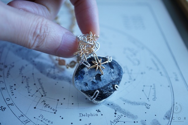 【動画あり】Ray of light - 青紫の閃光星 (pt590-w-sg)（ホワイトラブラドライト ペンダントトップ）