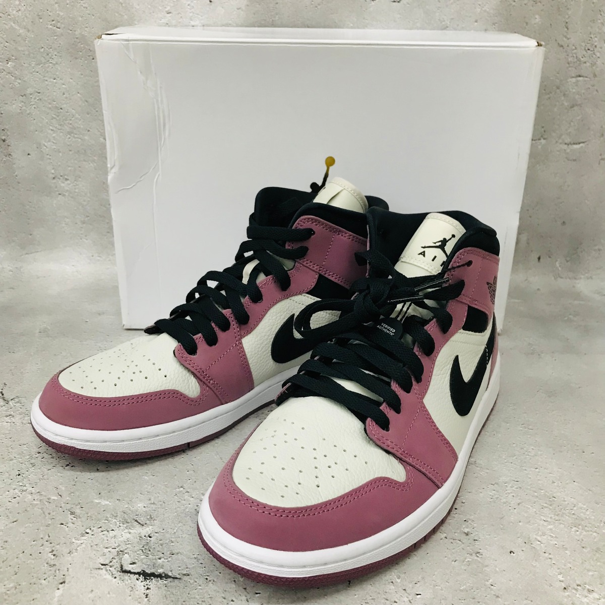 Nike WMNS Air Jordan 1 Mid 