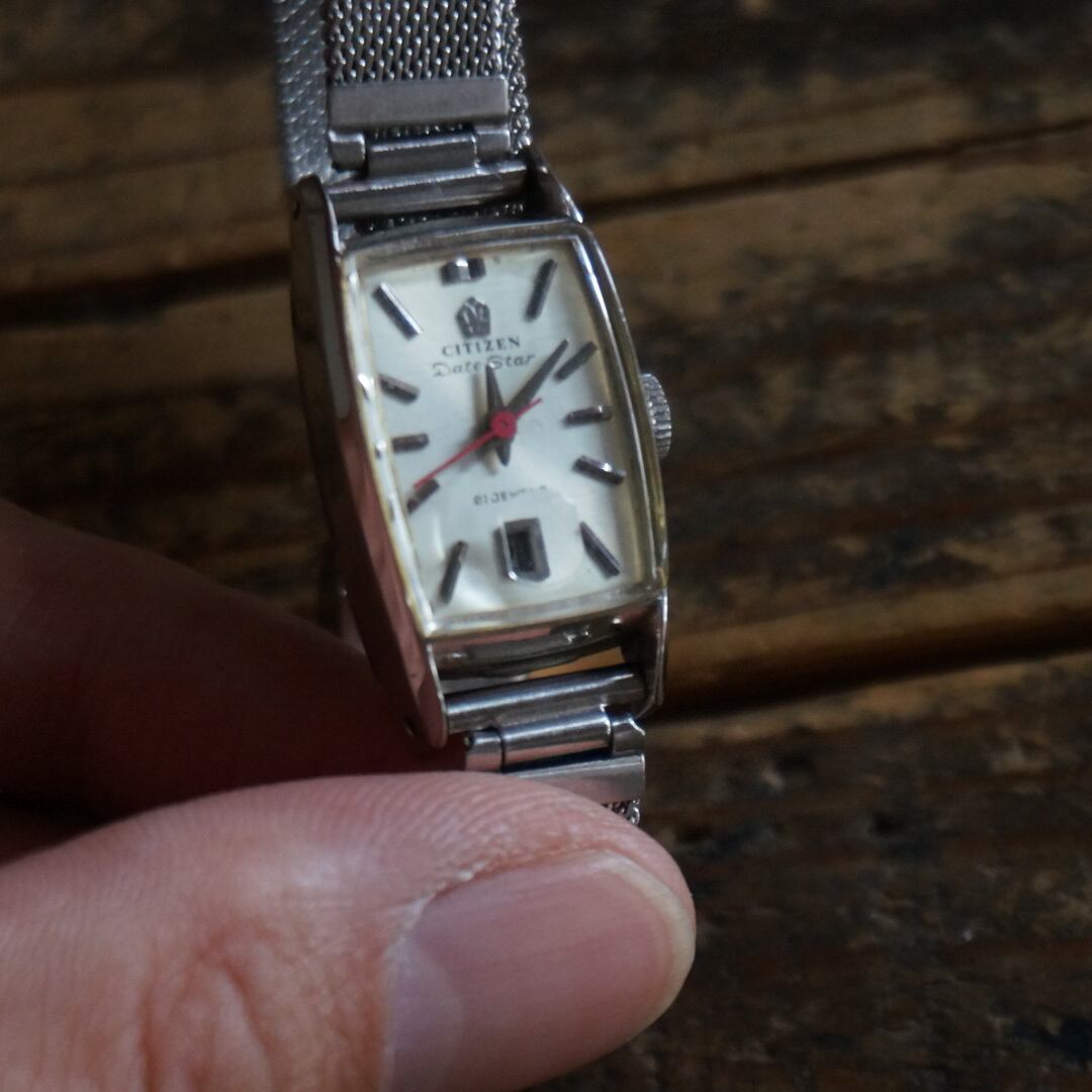 古い国産の腕時計