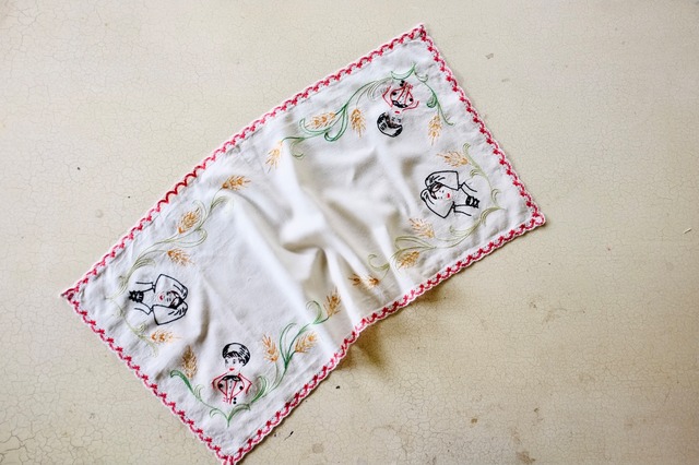 France vintage 76c  四人の少年少女と刺繍クロス