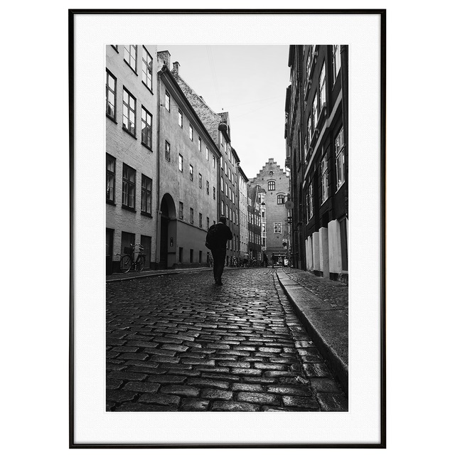 デンマーク写真 コペンハーゲンの路地を歩く男性 インテリア モノクロアートポスター額装 AS1988