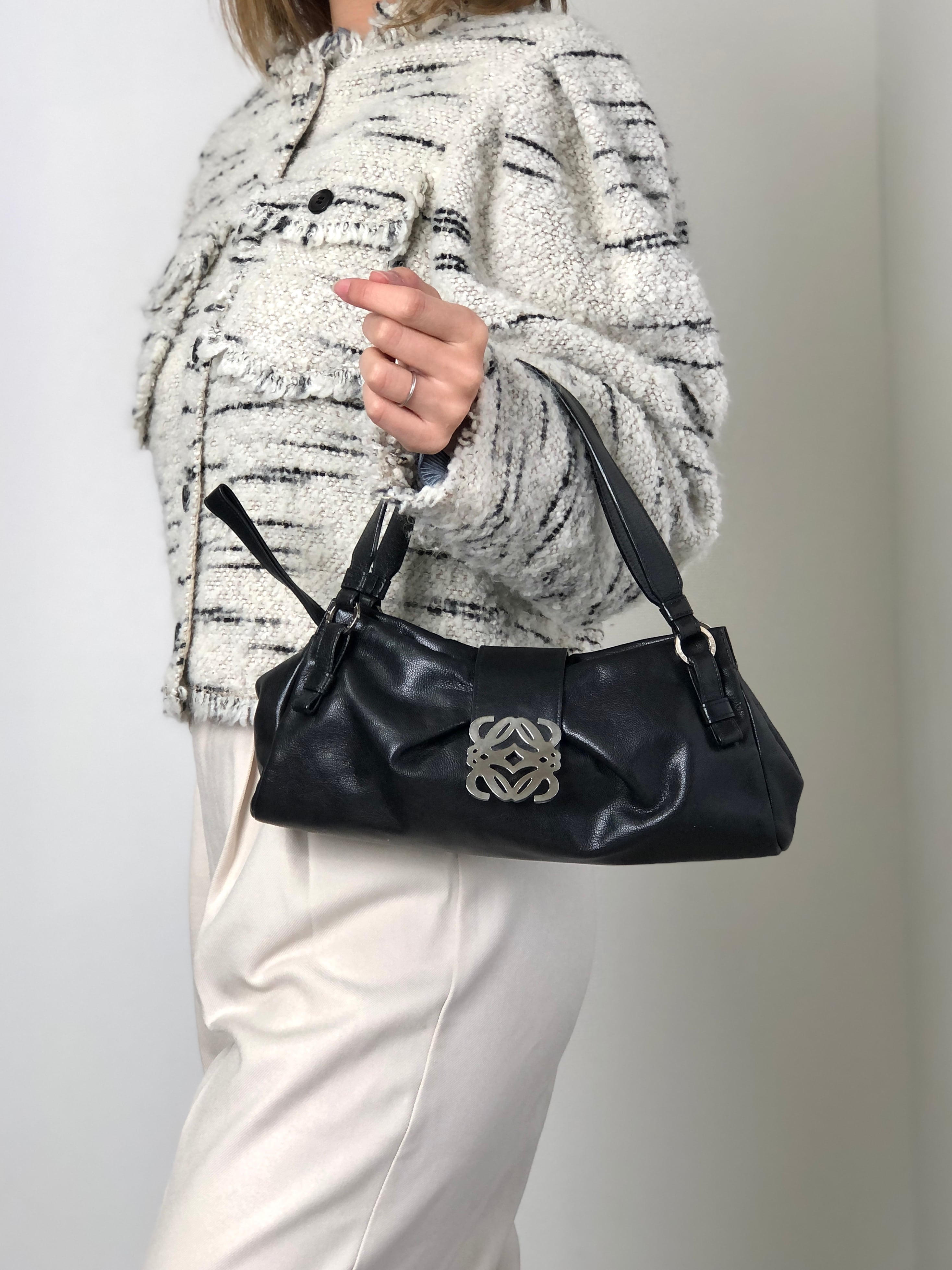 ロエベ　LOEWE ハンドバッグ　アナグラム　レザー　ブラック　黒　レディース ✨訳あり✨美品✨ ロエベ LOEWE ハンドバッグ アナグラム 黒 LOEWE