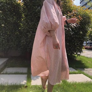 レディース ワンピース ロング 7分袖 パフスリーブ Vネック リボン 薄手 かわいい 大人可愛い おしゃれ アジアン エスニック ラフ ガーリー 個性的 キュート カントリー ナチュラル リラックス 花柄 フラワー 春 夏 秋 ロングシーズン 学生 デート お出かけ 女子会 休日 ショッピング コンサート ライブ お花見 カフェ 楽ちん 体型カバー プチプラ 普段使い 着回し モテ インスタ映え ゆったり ゆる フリーサイズ グリーン レッド 緑 ベーシックカラー 春カラー