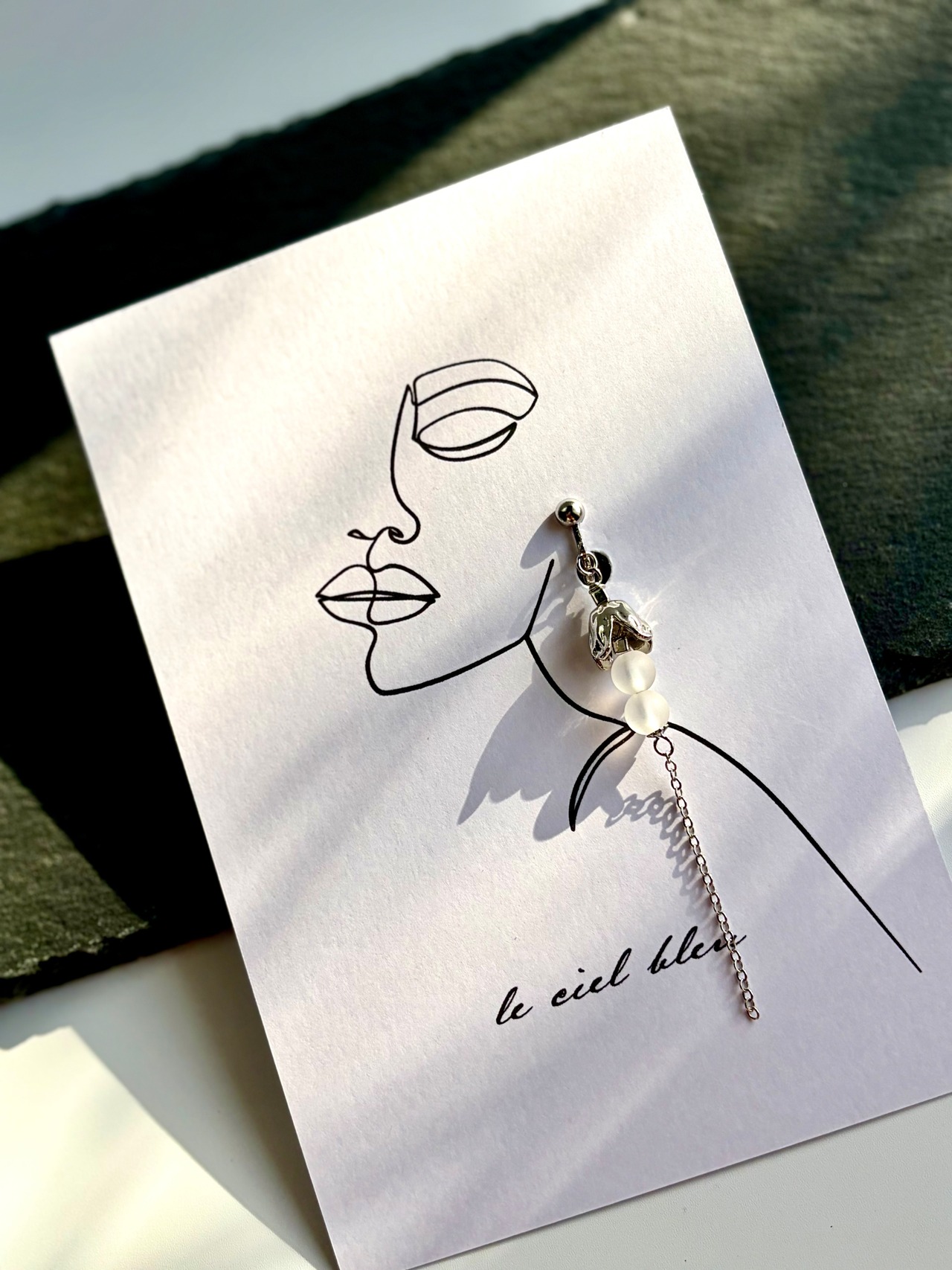 垂れ下がるこの花の実は 水晶 ゴールド/シルバー