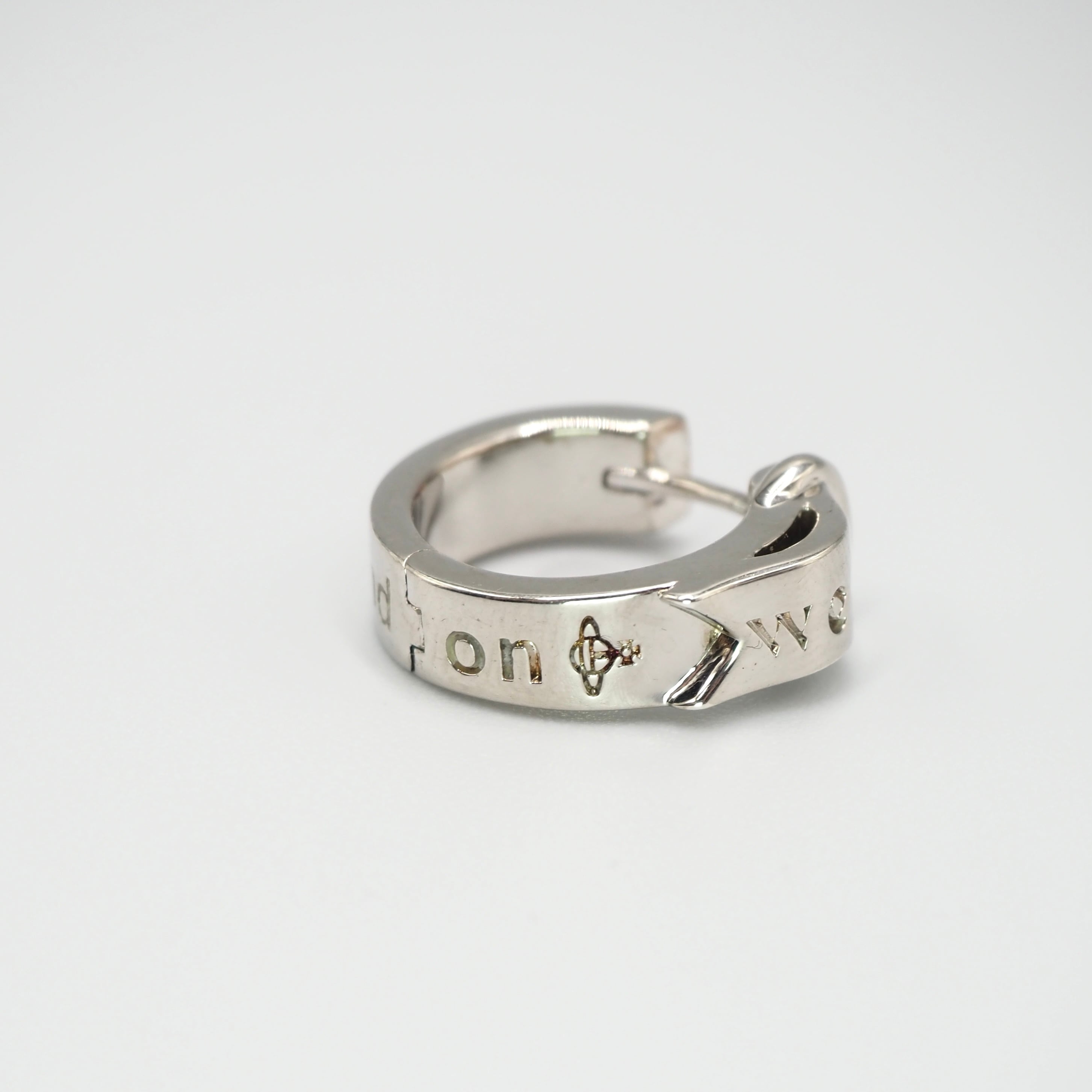 Vivienne Westwood BOBBY シルバーフープピアス Vivienne Westwood BOBBYフープピアス ブラス ヴィヴィアンウエスト