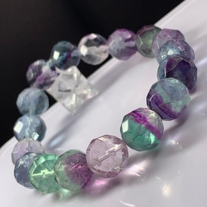 no9.透明感有✩64面体フローライトカットブレスレット