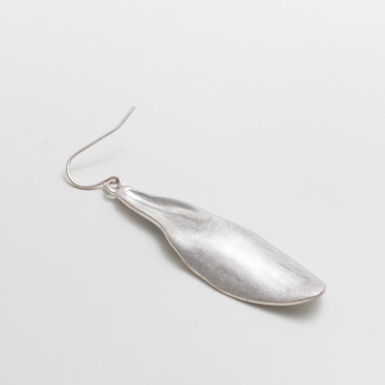 【ネコポス便】アンティークテイストメタルリーフピアス (0078)