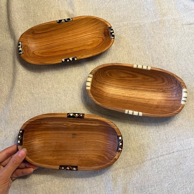 Kenya Square Olive Wood Tray 3type / ケニア オリーブウッド 四角 トレイ 全3種 ウッドトレー 小物入れ キャッシュトレイ コイントレイ ワンポイント 牛骨 インテリア雑貨 アクセサリー収納 ハンドメイド ナチュラル ウッディ おしゃれ ギフト プレゼント