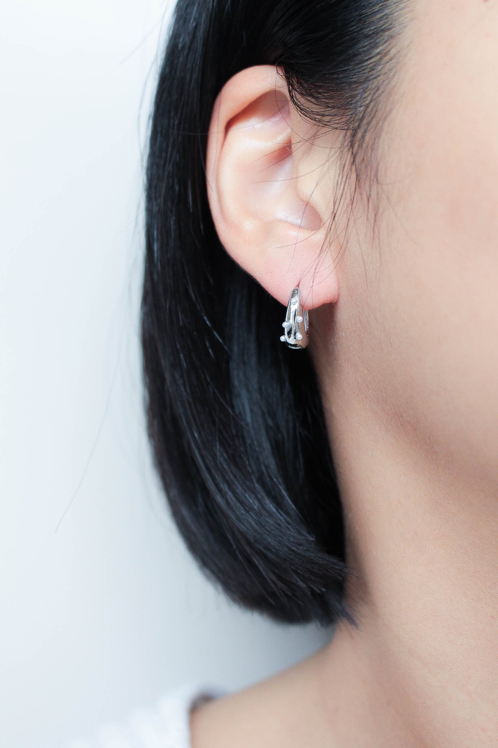 No.3149 スライディングねこのピアスorイヤリングorチャーム Drop Hoop Pearl Pierce | ebine(エビネ)|金属アレルギー対応アクセサリー