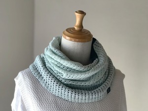 しとふわ カシミヤシルクのリバーシブルねじりスヌード　ミントグリンメッシュ/エジプシアン