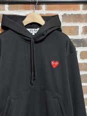 【PLAY COMME des GARCONS】T174(メンズ) エステルスムースプルオーバーフーディ(赤エンブレム)
