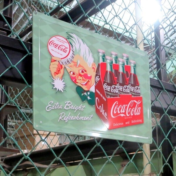 海外直輸入】エンボス メタルサインCOCA-COLA Extra Bright