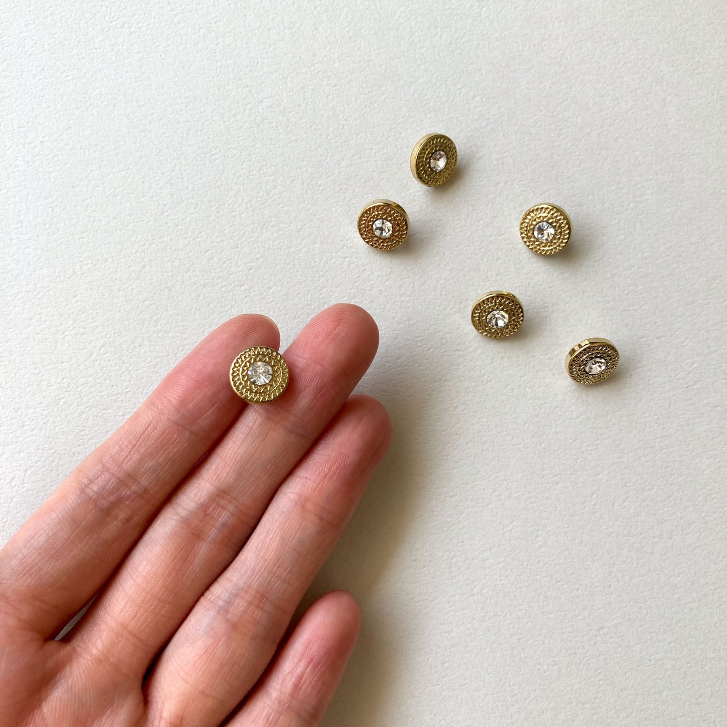 再入荷〉ビジュー付ギザギザ模様縁ラウンドボタン（10mm） | Dua