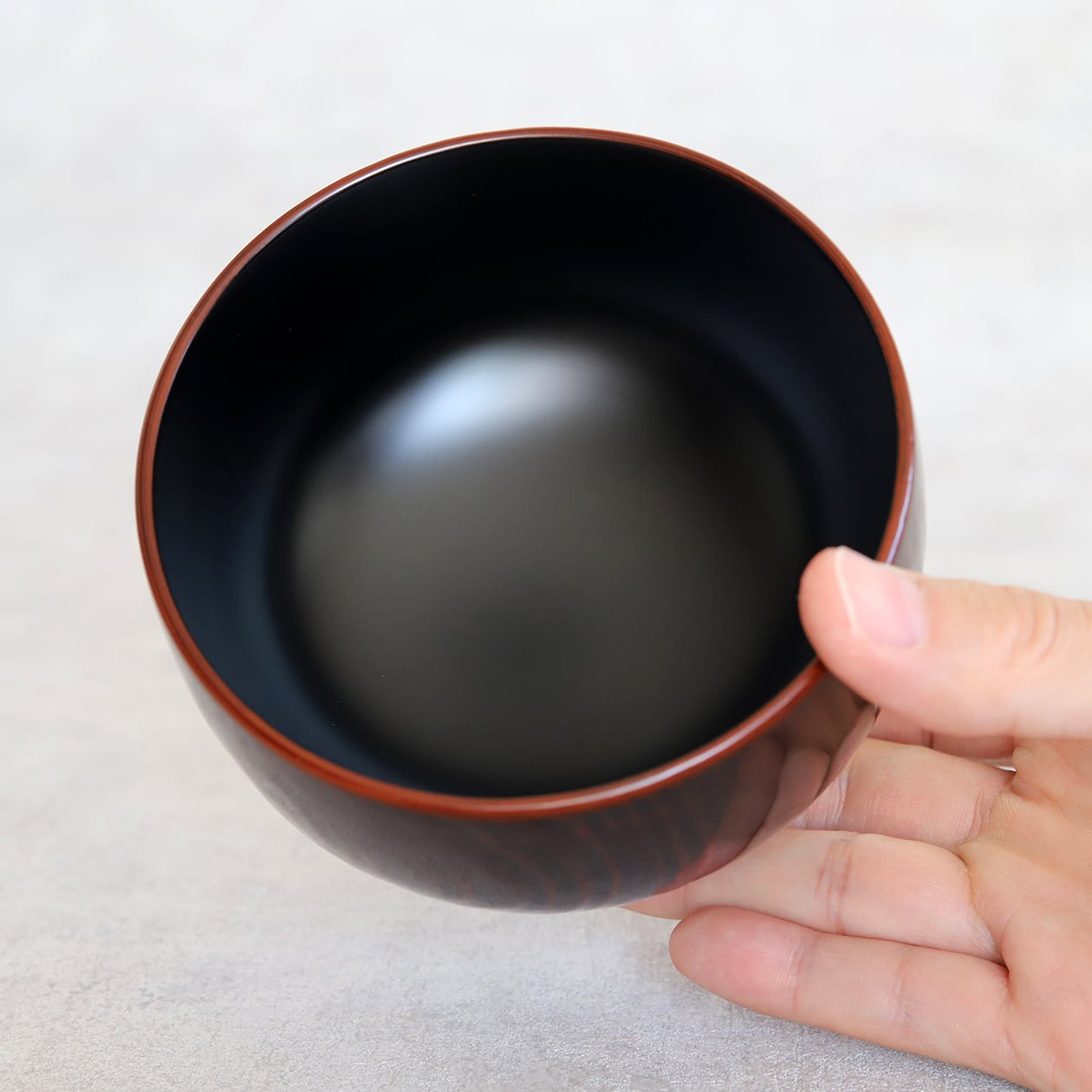 大き目サイズの汁椀。具の多い豚汁やけんちん汁などにおすすめのお椀