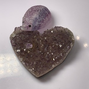 3.ハートアメジストクラスターに住み着いているフローライトハリネズミさん