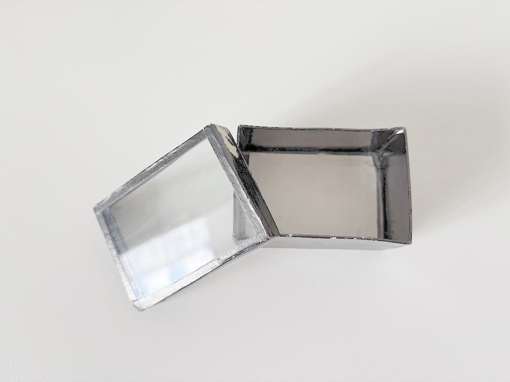 【フランス】ガラスの蓋付きの紙のボックス