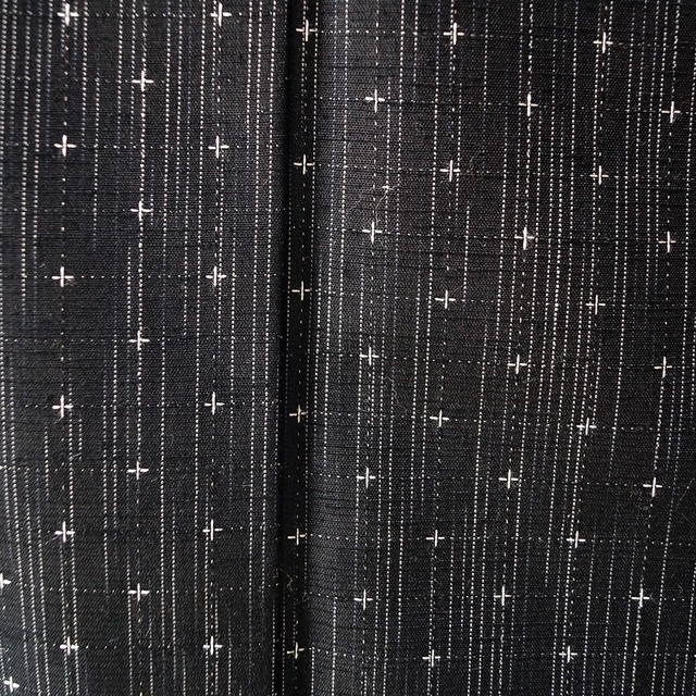 【袷】黒地　縞絣に十字文　紬