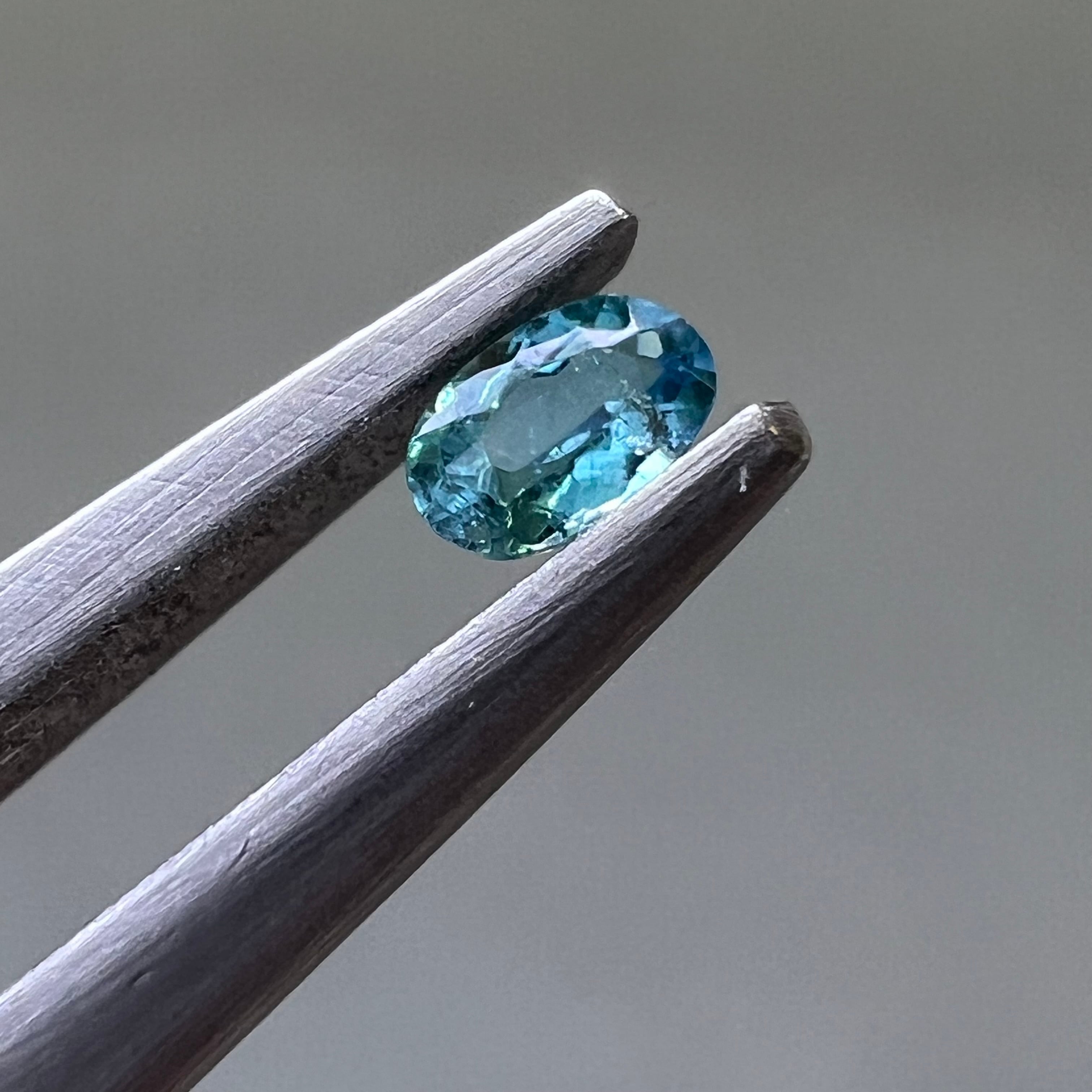 パライバトルマリン 0.03ct 2.69mm×1.76mm オーバルファセットカットルース