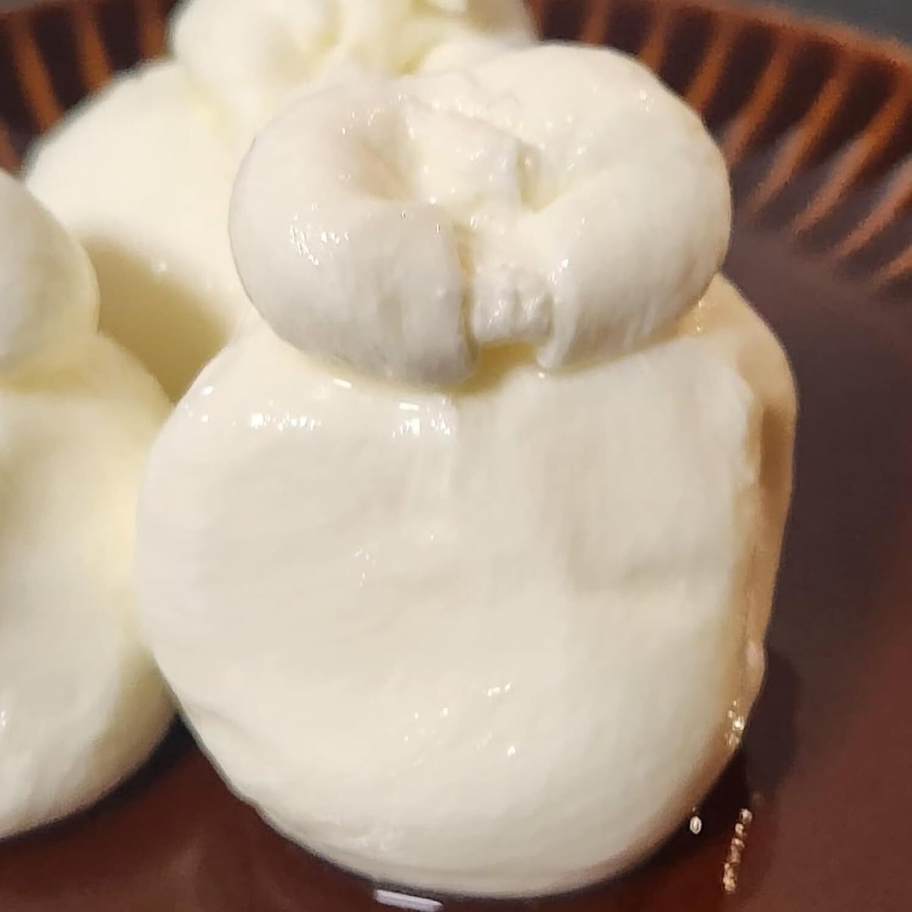 イタリア産 ミニブラータチーズ 150g｜ 冷蔵 ｜濃厚でクリーミーな味わい サラダやフルーツ、ワインにぴったり Italian Mini Burrata Cheese 150g – Chilled – Creamy, Rich Flavor – Perfect for Salads, Fruits, and Wine Pairing