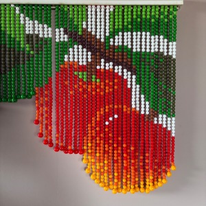 昭和レトロ　りんごのビーズカーテン