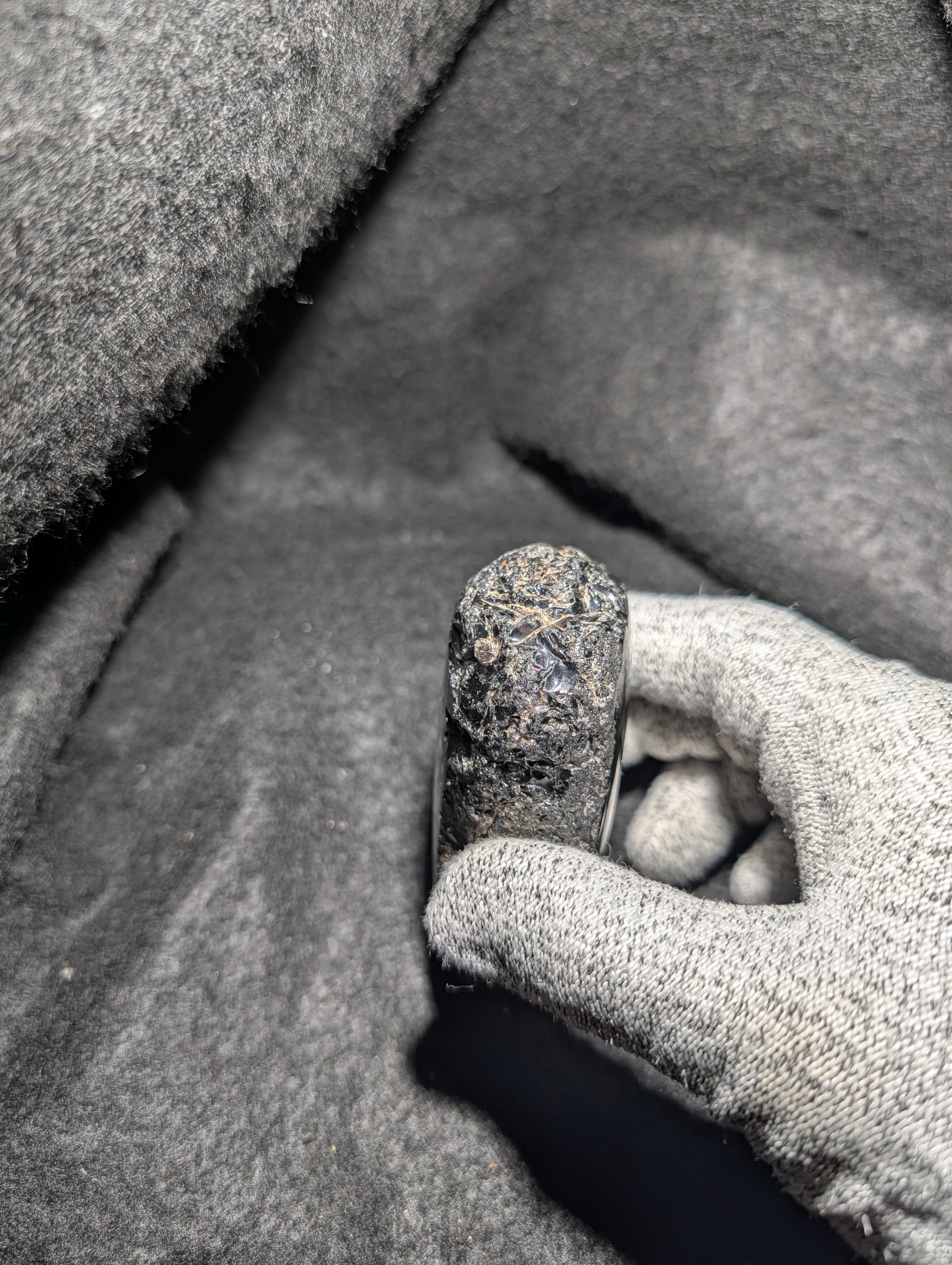 深青の光を宿す黒曜石（両面研磨品） | 玲瓏石工房 - Reiro Stone Studio