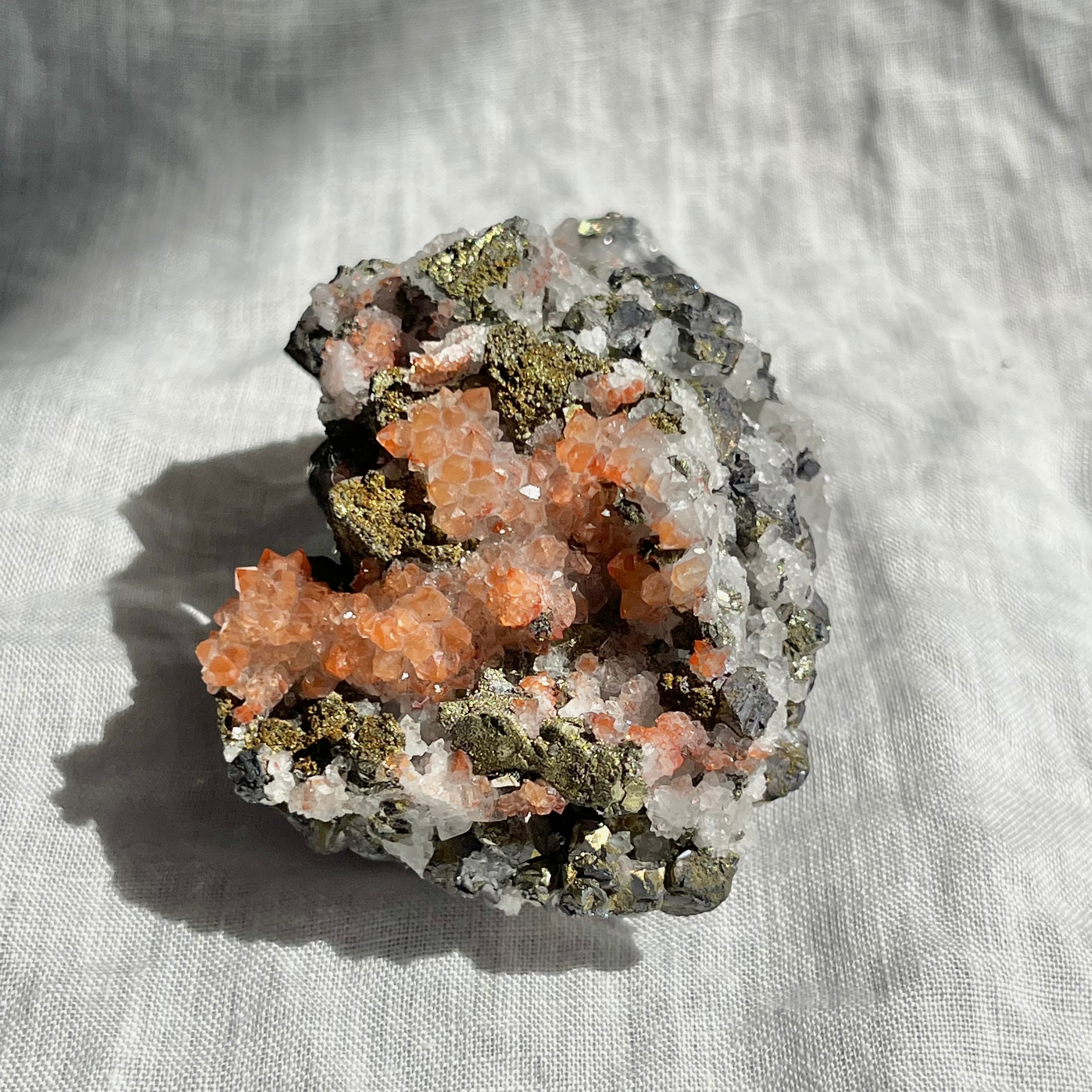 豊穣 ⁂ 黄銅鉱・パイライト共生水晶クラスター | partenaire