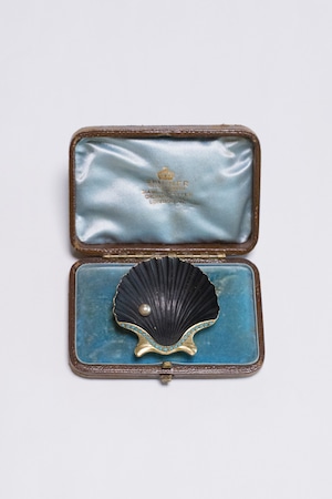 【Run Rabbit Run Vintage】Black shell with pearl brooch