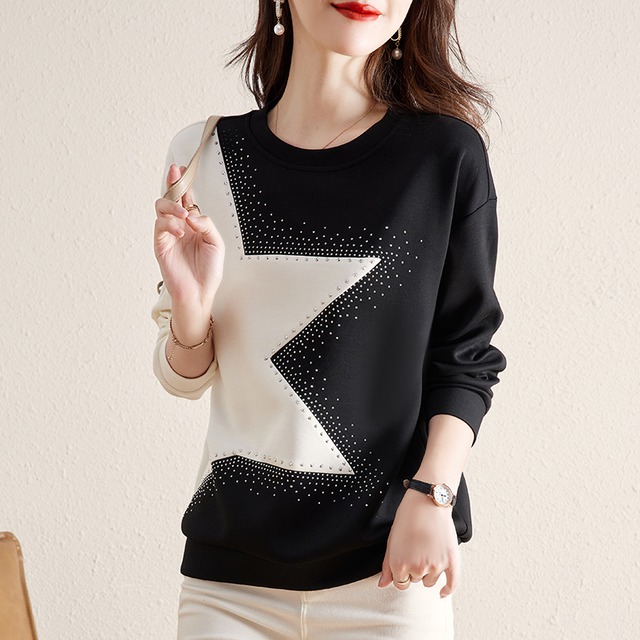 トップス レディース カットソー プルオーバー トレーナー 送料無料 長袖 Uネック 襟なし スタッズ スエット 柔らか ラフ 切り替えデザイン 春 秋 冬 星 スター 柄 ゆったり ゆる S M L XL 2XL 個性的 かわいい 大人可愛い  おしゃれ お洒落 かっこいい レトロ 白黒 白 ホワイト 黒 ブラック 10代 20代 30代 40代 50代 60代 着回し 普段使い モノトーン モノクロ ファッション コーデ スタイル 楽ちん あったか 暖かい 体型カバー 休日 運動 韓国 韓国系 通勤