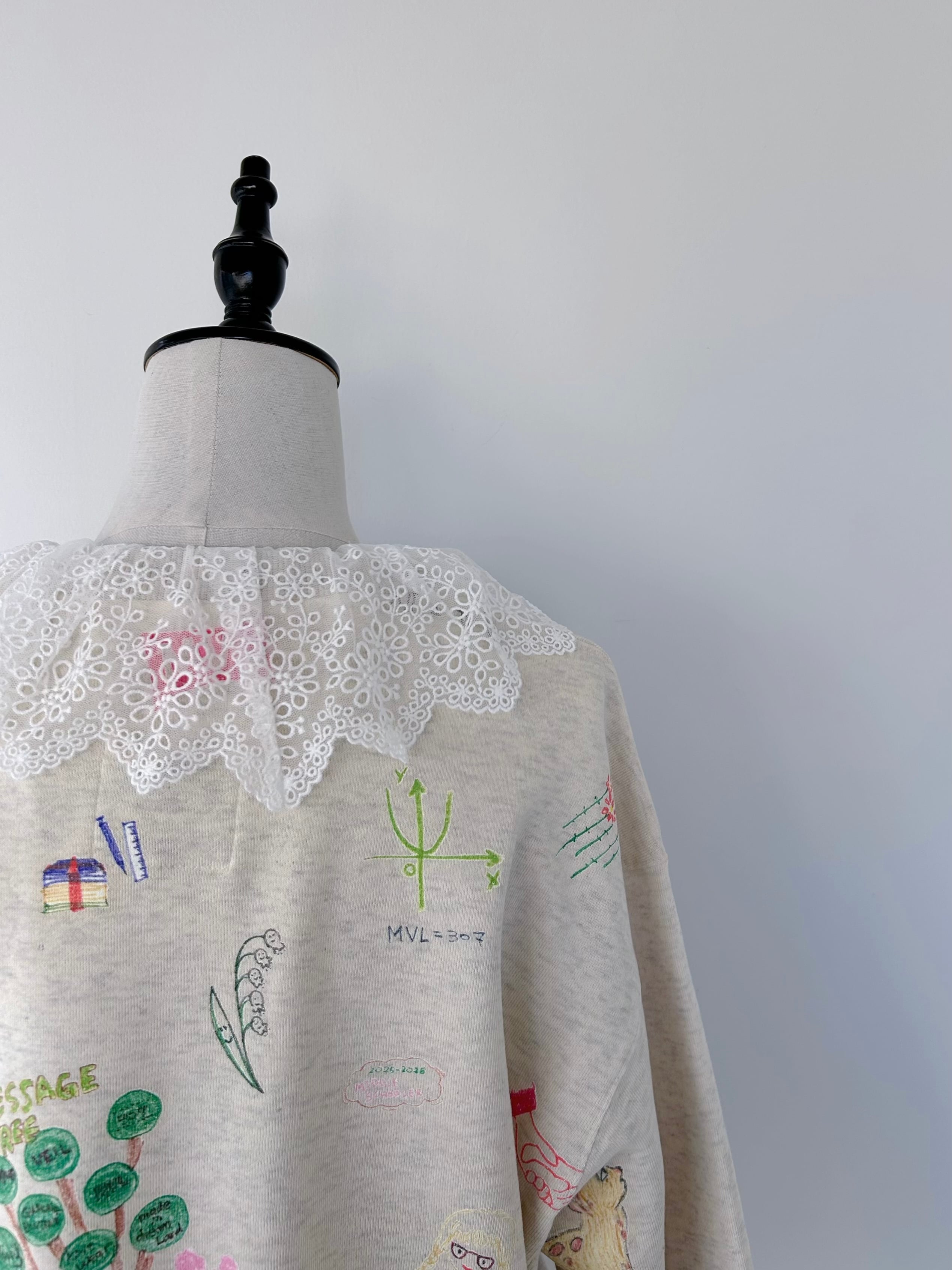 MUVEIL レース襟付き落書きプリントスウェットプルオーバー | KOKO