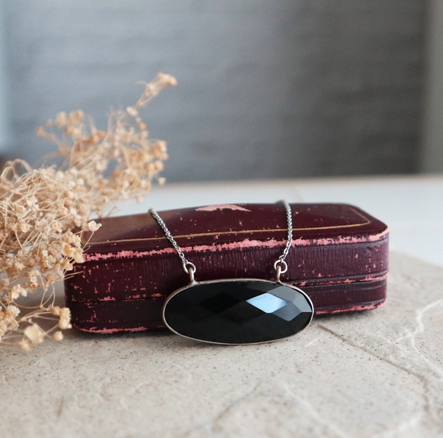 大粒！ブラックスピネルのオーバルネックレス　金アレ対応