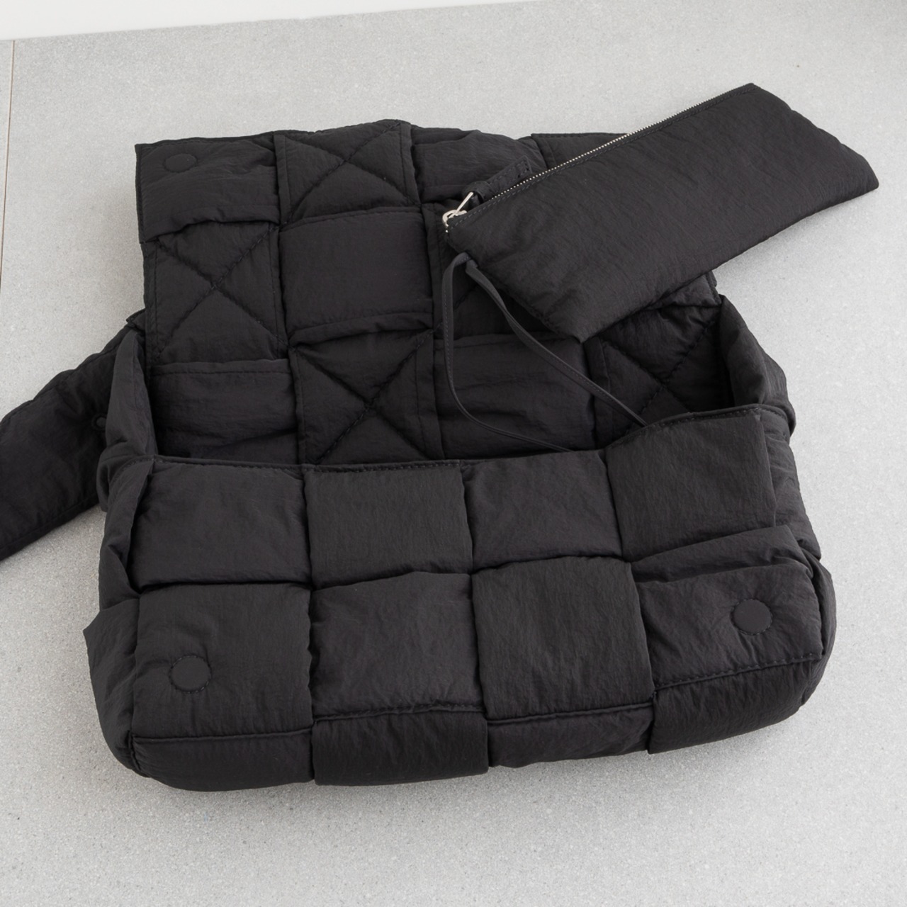 ボッテガヴェネタ パデッド テック カセット ショルダーバッグ ブラック ナイロン