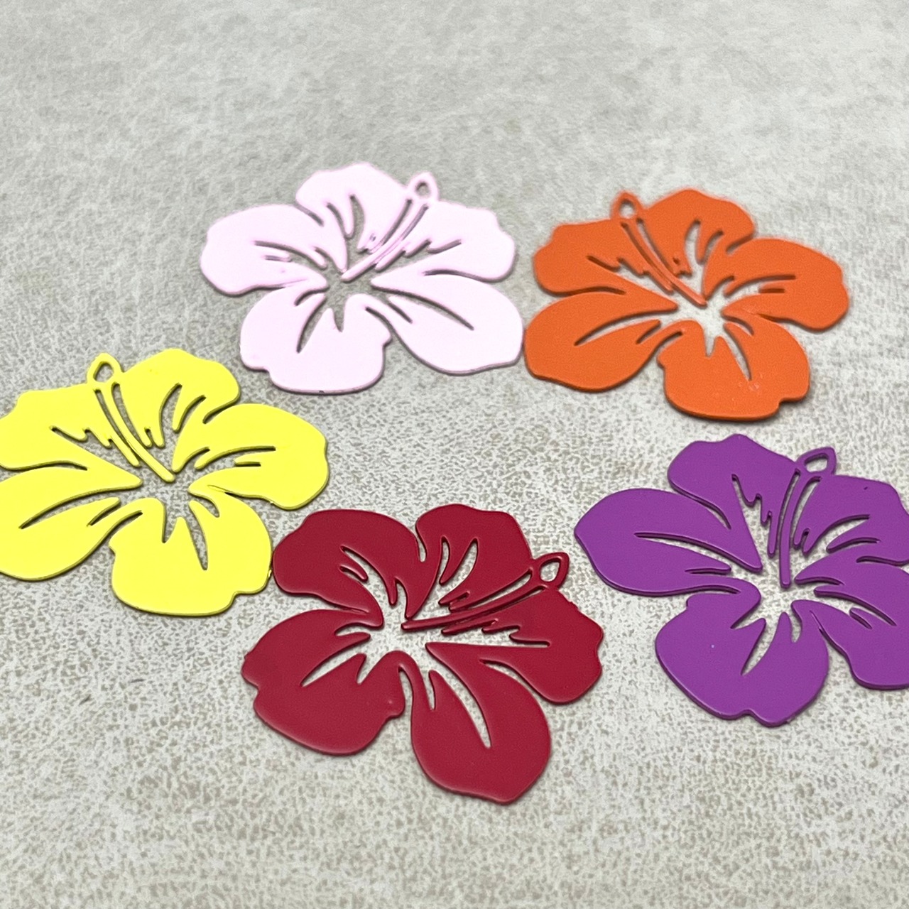 【2個】ハイビスカスカラーチャーム/ハワイアン/花/フラワー