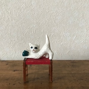 椅子と白猫