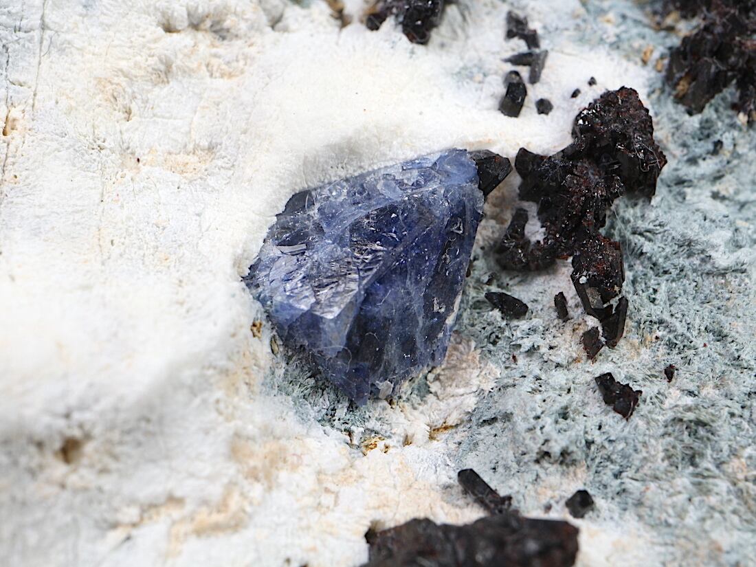 ベニトアイト ネプチュナイト ベニト石  カリフォルニア産  94,7g BN066 鉱物　天然石　パワーストーン