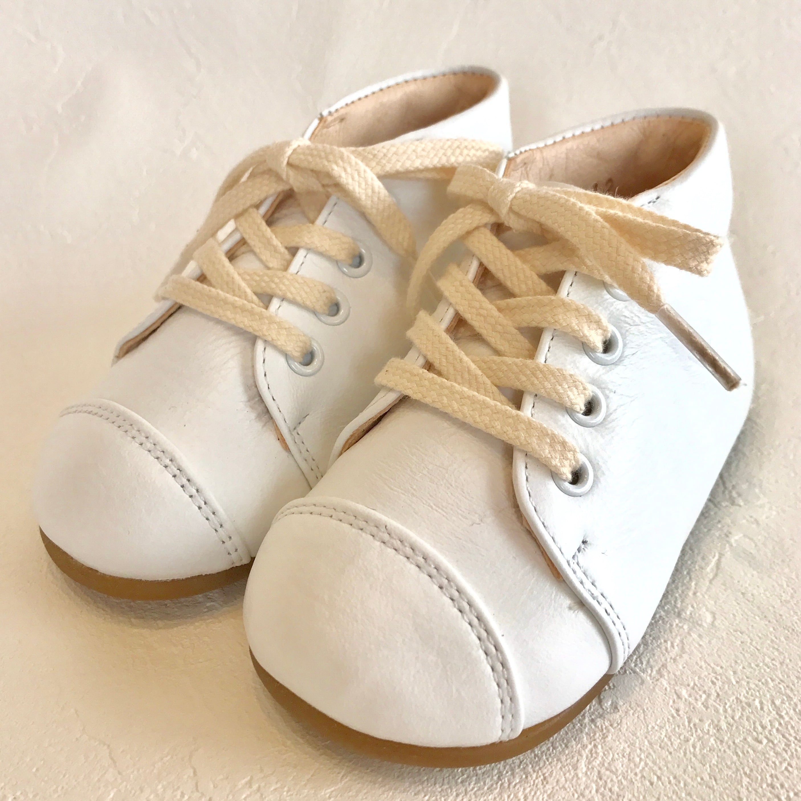 ベビーシューズ一番人気の白☆出産祝い・プレゼントに♪赤ちゃんの足を