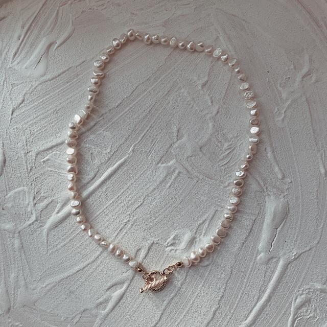 Point pearl choker