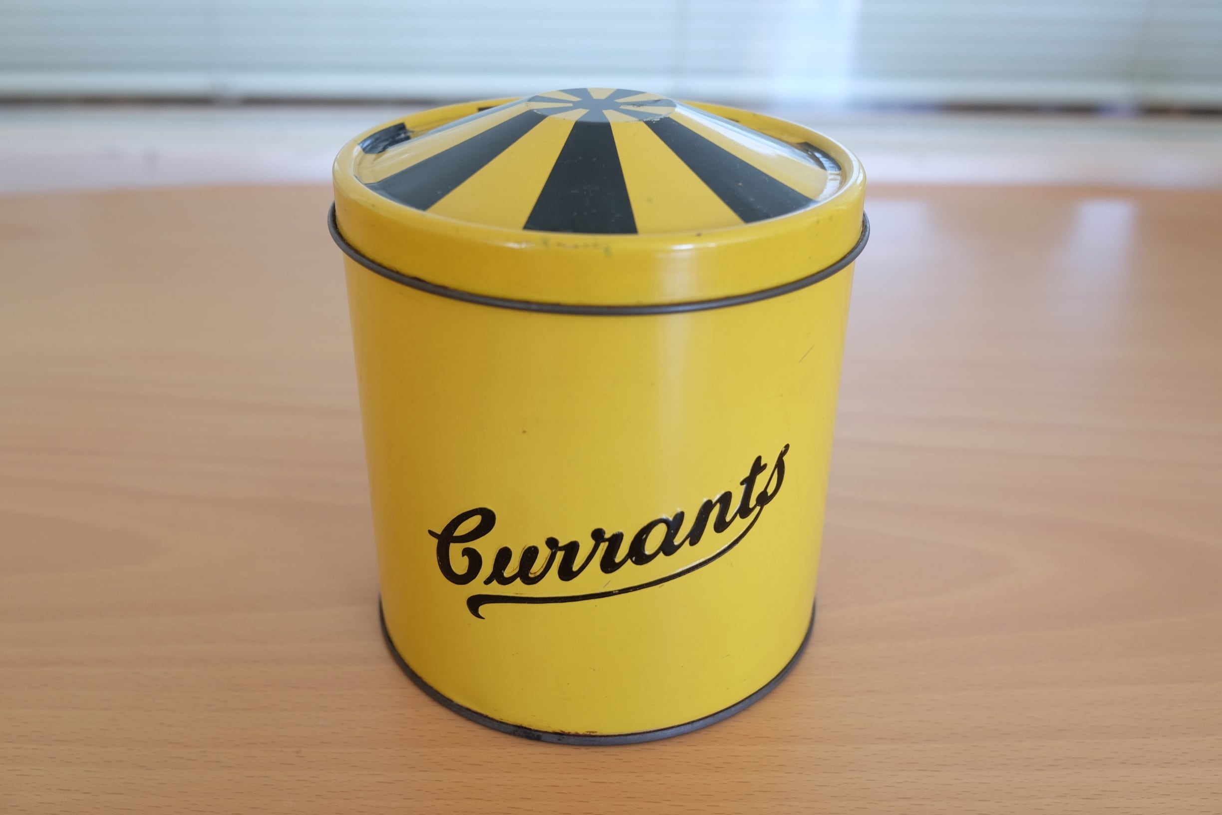 英国 Regency Ware リージェンシー ウェアー社製 カランツ(干しぶどう)缶 サーカステント柄イエロー